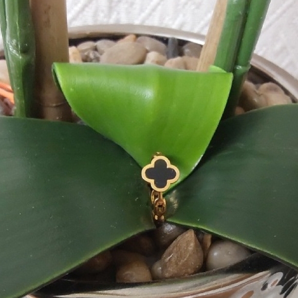 Elegant Black and Gold Clover Ring - Picture 3 of 5